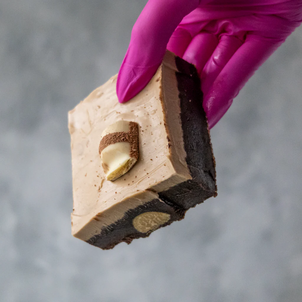 Brownie Slab with Kinder Bueno White - Image 4